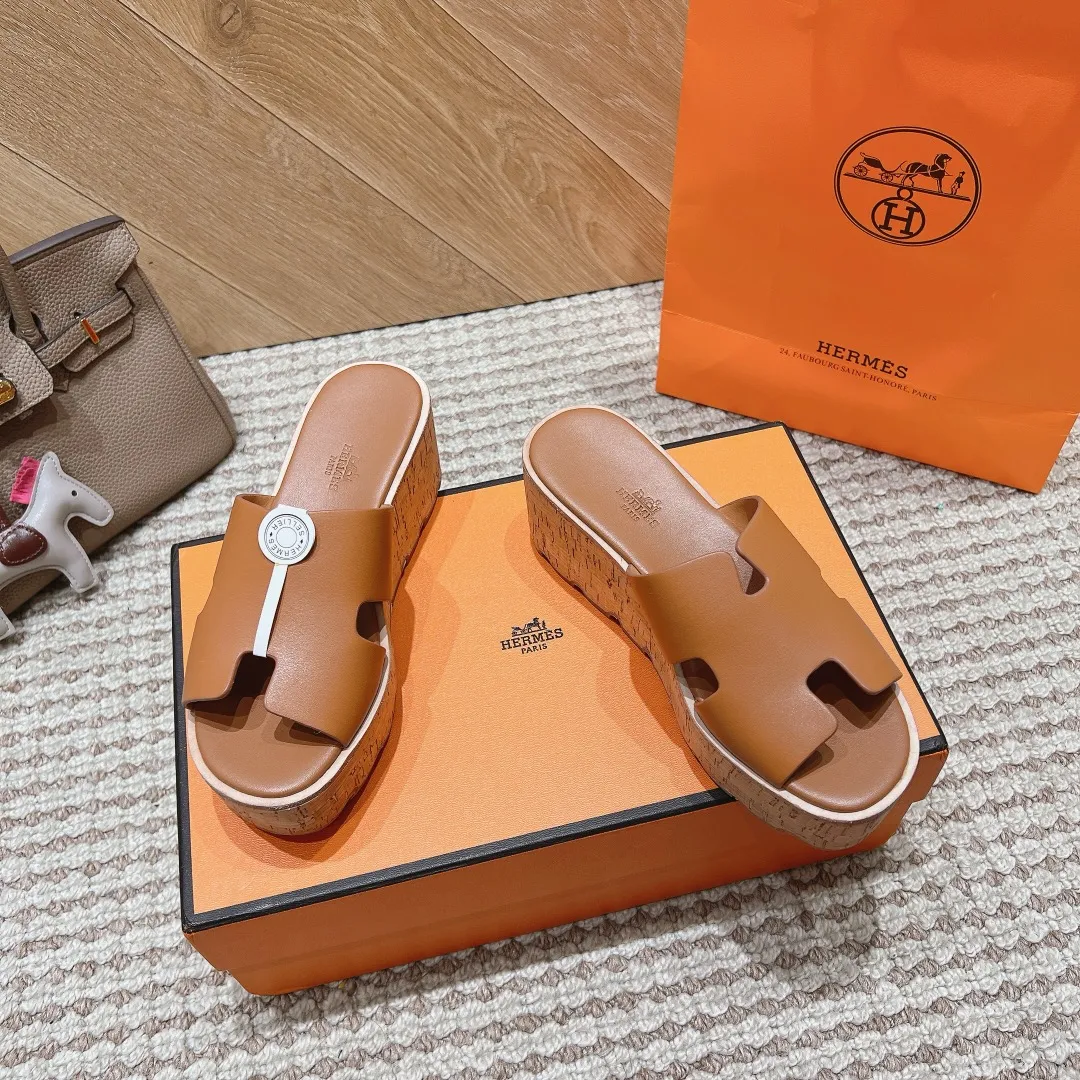 👟👟Ex-factory price 540👟👟 High version of the 2024 spring and summer new HERMES Hermès counter new style. The wedge-heeled Erjiu sandals and slippers, which have been extremely popular recently, are paired with various colorful socks. They are very trendy. Upper: cowhide. Outsole: technological imitation wood sole. Heel height: about 7cm. Size: Female 35-41 (40/41 non-refundable and non-exchangeable)